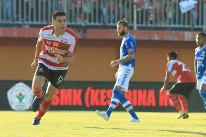 Bek Madura United, Fabiano Beltrame, merayakan golnya seusai membobol gawang Persib Bandung, pada pertandingan Liga 1, Jumat (4/5/2018). 