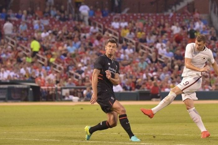 Striker AS Roma, Edin Dzeko (kanan), melepaskan tembakan ke arah gawang Liverpool dalam laga uji coba di St. Louis, Amerika Serikat, 1 Agustus 2016.