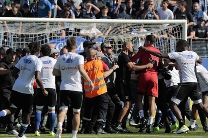 Invasi suporter terjadi pada pertandingan Bastia vs Olympique Lyon di Stadion Armand Cesari, Minggu (16/4/2017). 