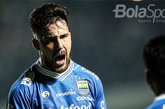 Striker Persib Bandung, Jonathan Bauman, selebrasi seusai mencetak gol ke gawang PSM Makassar pada pekan kesepuluh Liga 1 2018 di Stadion GBLA, Bandung, Rabu(23/05/18).