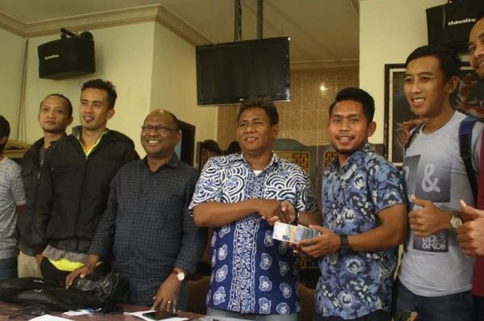 Winger Andik Vermansah (tiga dari kanan) saat menerima pelunasan gajinya dari Persebaya yang diberikan Manajer Choesnoel Farid (empat dari kanan) di Surabaya pada Selasa (21/2/2017).