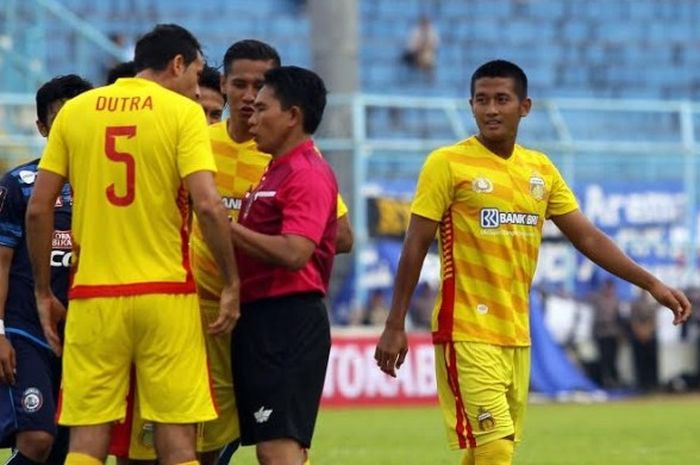 Duo pemain belakang Bhayangkara FC, Otavio Dutra dan Indra Kahfi bertanya ke wasit terkait kartu merah untuk Putu Gede (kanan) saat timnya bersua Arema FC pada laga pertama Grup B Piala Presiden 2017 di Stadion Kanjuruhan, Malang, Minggu (5/2/2017). 