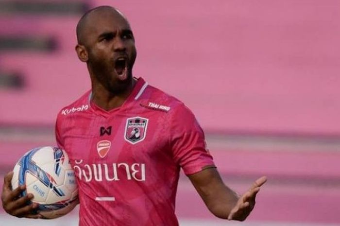 Ekspresi dari Florent Sinama Pongolle seusai mencetak gol untuk Chainat Hornbill FC ke gawang Sukothai FC di Stadion Khao Pling, Sabtu (20/8/2016). 