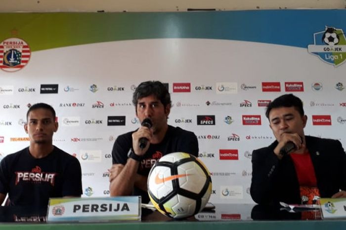 Pelatih Persija Jakarta, Stefano Cugurra, ditemani Renan Silva dalam sesi prematch press conference laga pekan ke-22 melawan PSIS Semarang di Stadion Sultan Agung (SSA), Bantul, Senin (17/9/2018).