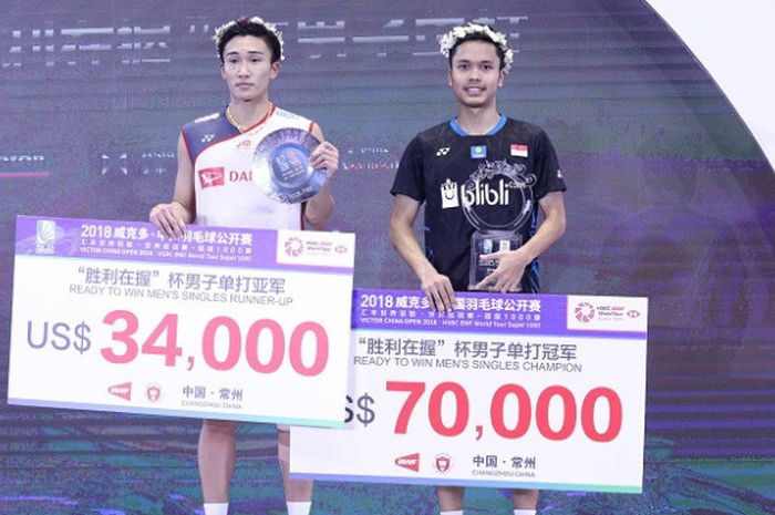 Pebulu tangkis tunggal putra Indonesia, Anthony Sinisuka Ginting (kanan) dan Kento Momota (Jepabf) berpose saat naik podium juara China Open 2018 di Olympic Sports Center Xincheng Gymnasium, Minggu (23/9/2018).