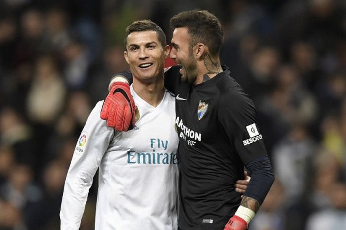 Megabintang Real Madrid, Cristiano Ronaldo, berpelukan dengan kiper Malaga, Roberto Jimenez, seusai laga Liga Spanyol di Stadion Santiago Bernabeu, Madrid, pada 25 November 2017.