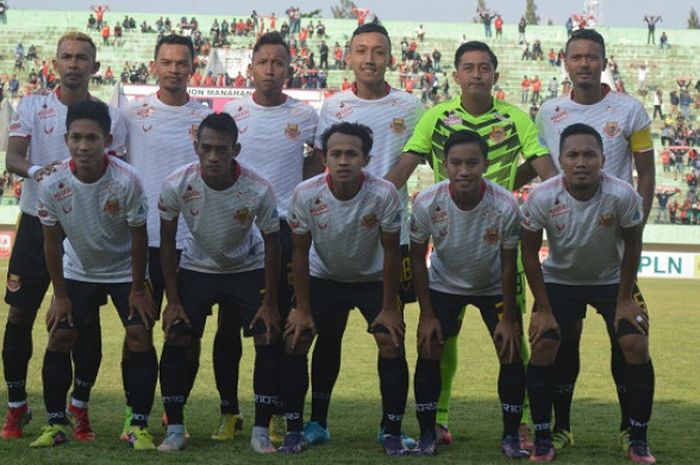  Skuat Persibat Batang saat menghadapi Persis Solo pada laga lanjutan Liga 2 2018 di Stadion Manahan, Solo. 