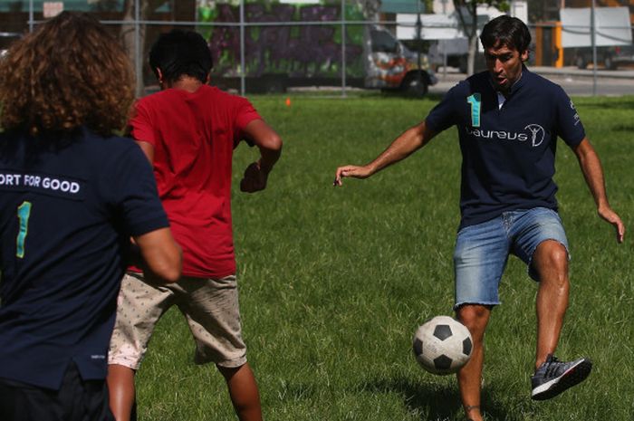 Carles Puyol dan Raul bermain bersama anak-anak di Miami