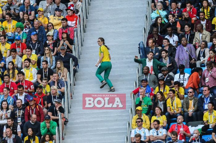 Suporter saat menyaksikan laga timnas Brasil kontra timnas Kosta Rika di Saint Petersburg Stadium, Kamis (22/6/2018) malam WIB/
