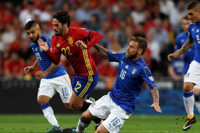 Isco (kedua dari kiri) menggiring bola saat timnas Spanyol mengalahkan Italia pada laga Grup G Kualifikasi Piala Dunia 2018 zona Eropa di Stadion Santiago Bernabeu, Sabtu (2/8/2017).