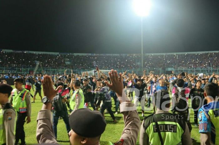   Suasana dalam stadion setelah penonton memasuki lapangan saat pertandingan Liga 1 2018, Arema FC Vs Persib Bandung, di Stadion Kanjuruhan, Malang, Minggu (15/4/2018)  