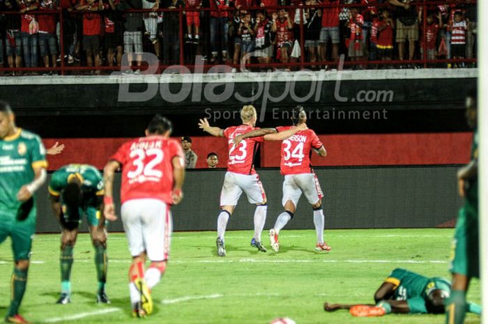 Pemain Bali United merayakan gol  Demerson Costa setelah membobol gawang Sriwijaya FC pada semifinal leg kedua Piala Presiden 2018 di Stadion Kapten I Wayan Dipta, Gianyar, Rabu (14/2/2018) malam.