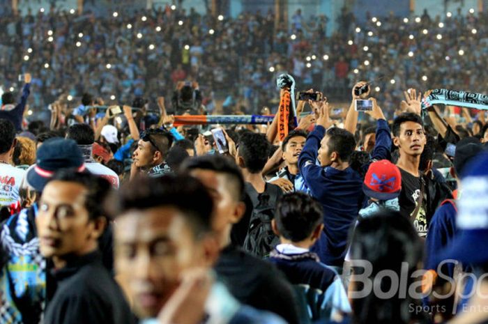 Suporter Persela Lamongan turun ke lapangan usai pertandingan tribute untuk mendiang Choirul Huda.