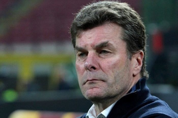 Pelatih Dieter Hecking, saat mendampingi Wolfsburg dalam partai Liga Europa melawan Internazionale di Stadio Giuseppe Meazza pada 19 Maret 2015.