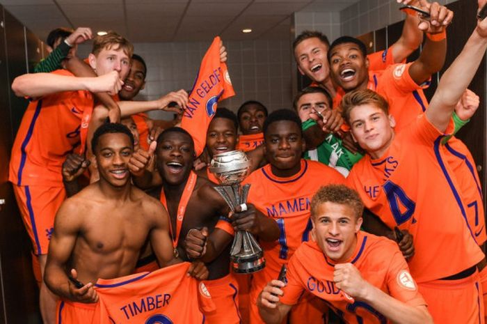 Para pemain timnas U-17 Belanda rayakan keberhasilan menjadi juara Eropa, Minggu (20/5/2018). 