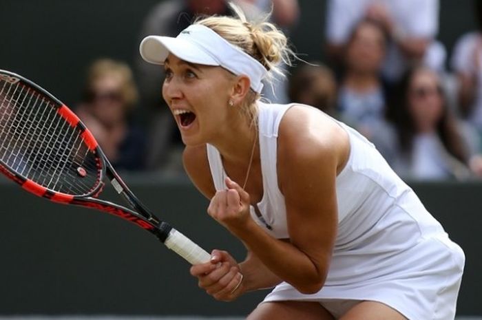 Petenis Rusia, Elena Vesnina, merayakan kemenangannya atas petenis Slovakia, Dominika Cibulkova, pada babak perempat final Wimbledon di The All England Lawn Tennis Club, London, Selasa (5/7/2016).