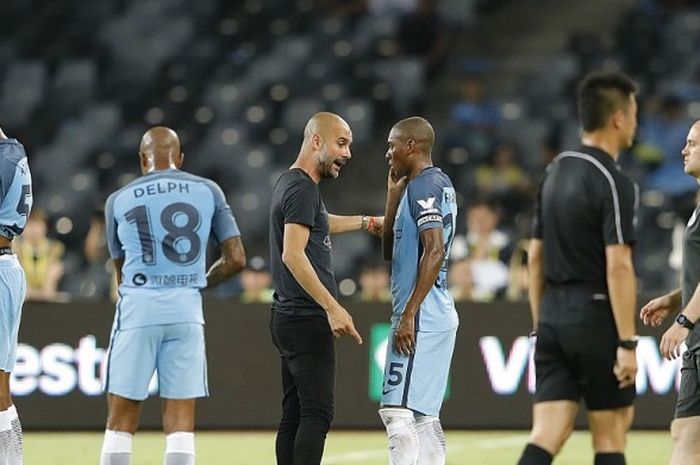 Pep Guardiola terlihat tengah berbicara dengan pemain saat laga International Champion Cup 2016, antara Manchester City melawan Borussia Dortmund di Shenzhen Universaide Stadium, 28 Juli 2016.