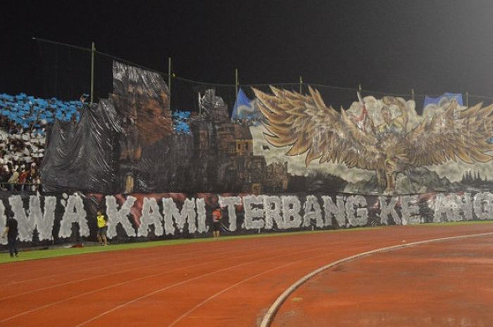 Koreografi dari Pasoepati pada laga pembuka Liga 2 2018 yang menyajikan pertarungan Persis Solo melawan Semen Padang FC di Stadion Manahan Solo, Senin (23/4/2018)