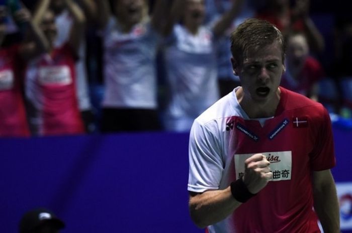 Pebulu tangkis tunggal putra Denmask, Hans-Kristian Vittinghus, merayakan kemenangan atas Riichi Takeshita (Jepang) pada babak perempat final Piala Thomas di Kunshan Sports Center, Kamis (19/5/2016).