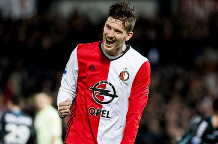 Penyerang Feyenoord, Michiel Kramer, merayakan golnya ke gawang Go Ahead Eagles dalam laga Liga Belanda di Stadion Feyenoord pada Kamis (6/4/2017) dini hari WIB. 