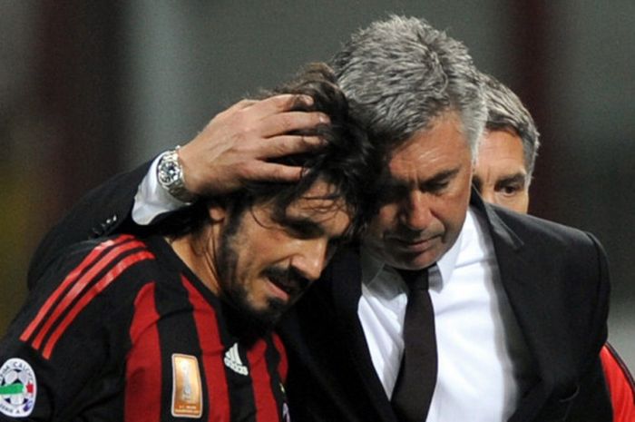 Pelatih AC Milan, Carlo Ancelotti, memegang kepala gelandang Gennaro Gattuso seusai laga Liga Italia kontra Lazio di Stadion San Siro, Milan, Italia pada 21 September 2008.