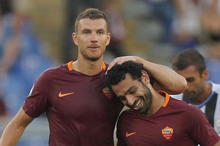 Mohamed Salah dan Edin Dzeko setelah mencetak gol dalam laga Serie A antara AS Roma dan Udinese di Olimpico Stadium, Roma, Italia, 20 Agustus 2016. 