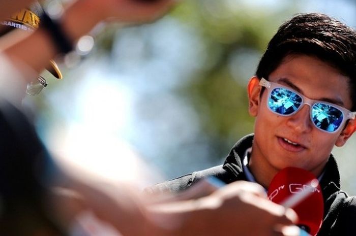 Pebalap Manor asal Indonesia, Rio Haryanto, sedang memberikan tanda tangan kepada penggemar di Sirkuit Melbourne Grand Prix, Albert Park, Minggu (20/3/2016).