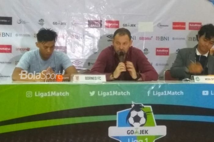 Pelatih dan penyerang Borneo FC, Dejan Antonic (tengah), serta Lerby Eliandry (Kiri), saat memberikan keterangan usai menahan tuan rumah Bhayangkara FC, Minggu (27/5/2018).