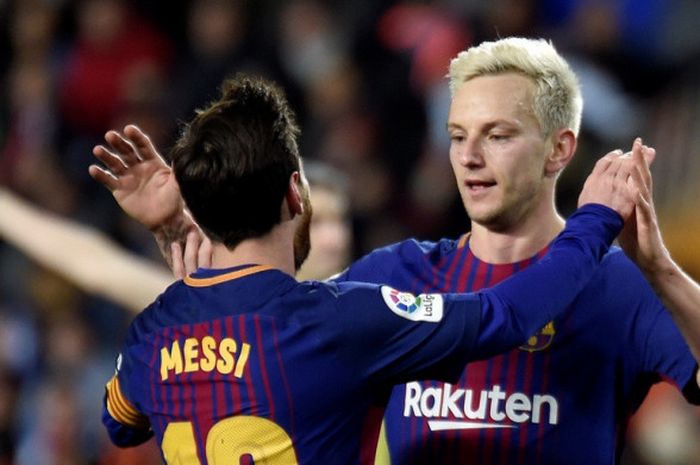 Gelandang FC Barcelona, Ivan Rakitic (kanan), merayakan gol yang dicetak bersama Lionel Messi dalam laga leg kedua semifinal Copa del Rey kontra Valencia di Stadion Mestalla, Valencia, Spanyol pada 8 Februari 2018.