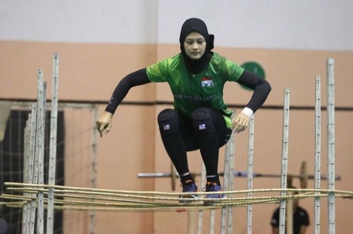Pebola voli nasional putri, Asih Titi Pangestuti, menjalani latihan fisik menjelang SEA Games 2017 di Padepokan Voli, Sentul, Bogor, Kamis (1/6/2017).