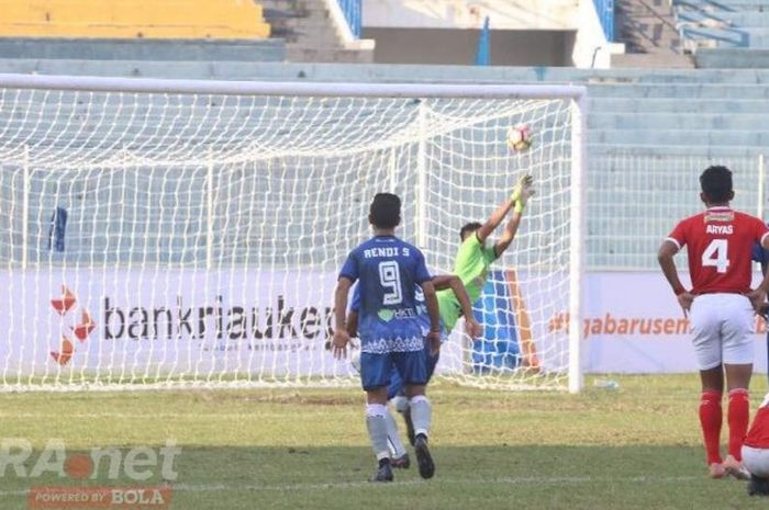 Aksi kiper 757 Kepri Jaya, Gustaman Noor Fajar, saat memblok tendangan penalti PSPS yang dilakukan Firman Septian pada laga Grup 1 Liga 2 di Stadion Kaharuddin Nasution, Sabtu (29/4/2017).