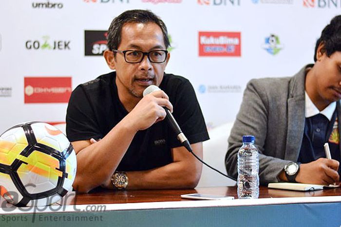 Pelatih Persela Lamongan Aji Santoso (kiri) saat memberi keterangan kepada awak media jelang kontra Bhayangkara FC, Minggu (22/4/2018).