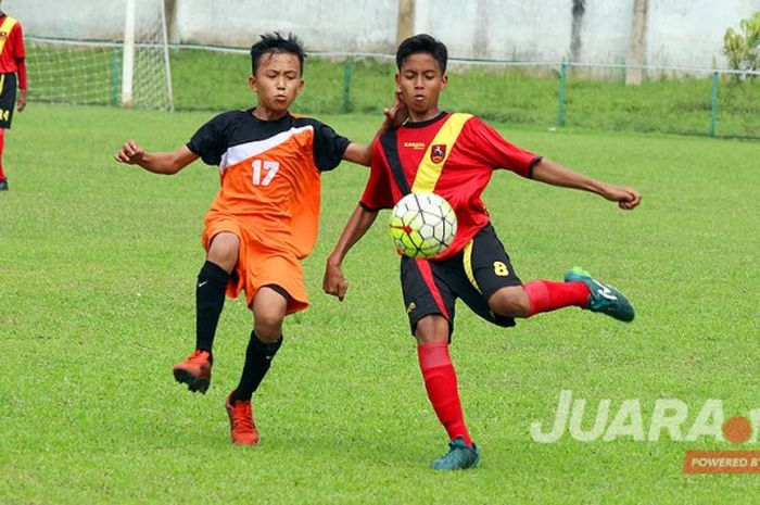 SSB Dispora dan SSB Gumarang ikut dalam pergelaran Liga Remaja U15 Kota Medan di Stadion Kebun Bunga, Medan.