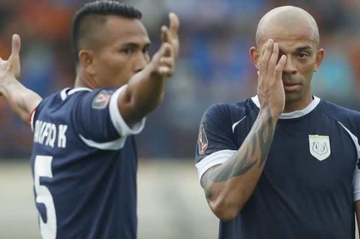 Bek Taufiq Kasrun (kiri) dan striker Ivan Carlos saat membela Persela Lamongan kontra PSM Makassar pada laga kedua Grup B Piala Presiden 2017 di Stadion Si Jalak Harupat, Kab Bandung, Minggu (12/2/2017). 