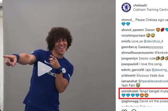 Bek Chelsea, David Luiz, Berpose di depan kamera.
