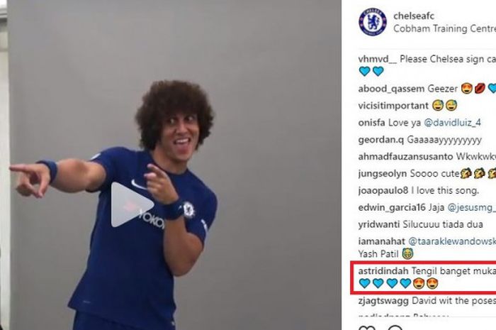 David Luiz Berpose di Depan Kamera