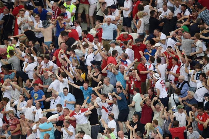 Suporter Timnas Inggris dalam merayakan gol dalam laga Grup G Piala Dunia 2018 melawan Tunisia, 18 Juni 2018 di Volgograd Arena.