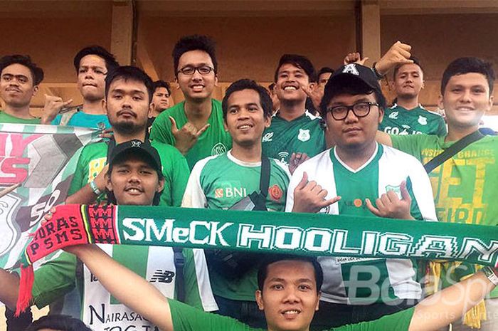 Aksi suporter PSMS Medan yang tergabung dalam SMeCK Hooligan memberi dukungan saat PSMS melawan PSIS Semarang dalam laga Liga 2 Stadion Kebundalem, Kendal, pada Kamis (21/9/2017 ).