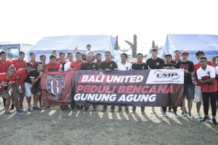 Rombongan Bali United yang terdiri dari para pemain, staf pelatif, oficial dan sponsor mengunjungi posko pengungsian korban bencana Gunung Agung di Gor Suweca Pura, Klungkung,  Senin (2/10).