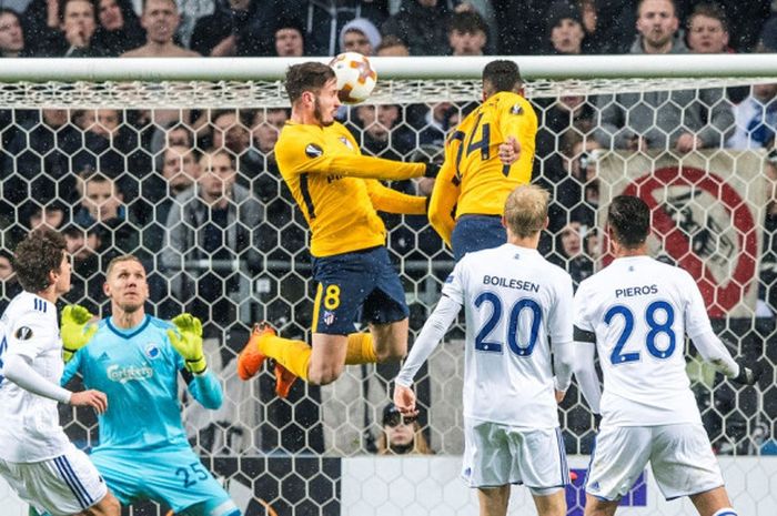 Pemain Atletico Madrid, Saul Niguez, mencetak gol ke gawang FC Copenhagen pada laga leg pertama babak 32 besar Liga Europa di Telia Parken, Kamis (15/2/2018) waktu setempat.