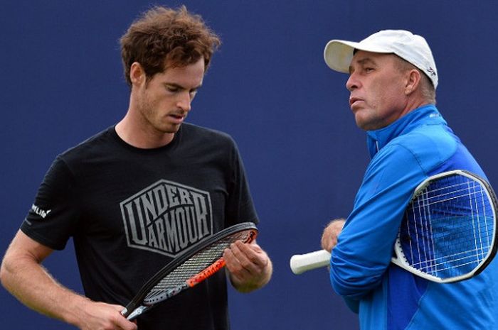 Petenis Inggris Raya, Andy Murray (kiri), sedang berbincang dengan pelatihnya yang berasal dari Republik Ceska, Ivan Lendl, saat latihan menjelang laga ATP Aegon Championships di London, Inggris, 14 Juni 2016.