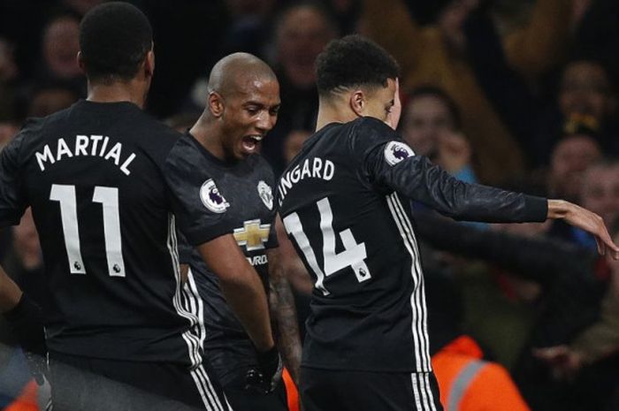 Pemain Manchester United, Anthony Martial, Ashley Young, dan Jesse Lingard, merayakan gol ke gawang Arsenal pada laga Liga Inggris di Stadion Emirates, London, Sabtu (2/12/2017).