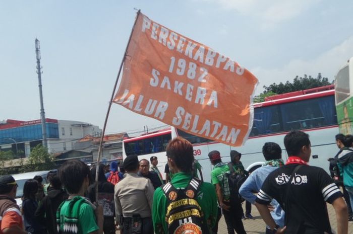  Selasa (2/8/2016), ratusan pendukung Persebaya Surabaya, Bonek tiba di Stadion Tugu, Jakarta Utara 