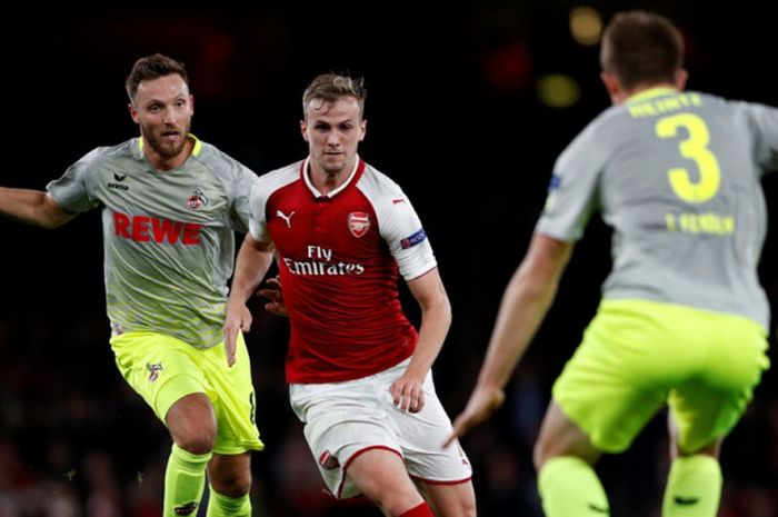 Bek Arsenal, Rob Holding (tengah), berduel dengan pemain FC Koeln, Marco Hoger (kiri) dan Dominique Heintz, dalam laga Grup H Liga Europa di Stadion Emirates, London, Inggris, Jumat (15/9/2017) dini hari WIB.