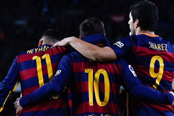 Lionel Messi, Luis Suarez, dan Neymar Jr. berangkulan usai membawa Barcelona menang atas Celta Vigo, 14 Februari 2016.