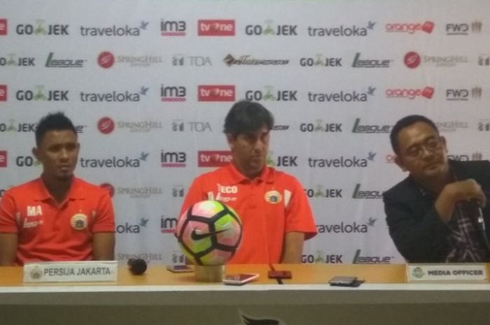 Pelatih Persija Jakarta Stefano Cugurra Teco (tengah) hadir dalam konferensi pers jelang laga melawan PSM Makassar di Stadion Patriot Chandrabhaga, Bekasi, Senin (14/8/2017).