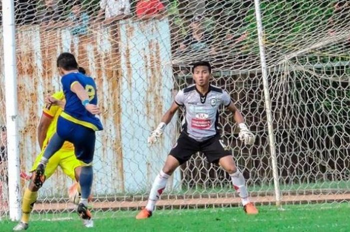 Kiper Sriwijaya FC, Teja Paku Alam (kanan) dalam laga uji coba timnya kontra Cilegon United di Stadion Krakatau Steel, Cilegon, Banten, 28 Maret 2017. 