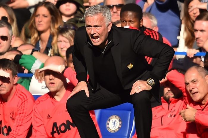 Ekspresi pelatih Manchester United, Jose Mourinho, dalam laga Liga Inggris melawan Chelsea di Stadion Stamford Bridge, London, Inggris pada 20 Oktober 2018.