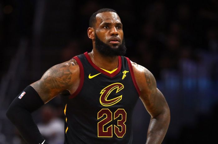 Pebasket megabintang Cleveland Cavaliers, LeBron James, terdiam di sela pertandingan gim ketiga seri final NBA 2018 di Quicken Loans Arena, Cleveland, Ohio, Amerika Serikat, Kamis (7/6/2018).