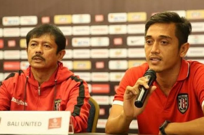 Striker Bali United, I Made Adi ’Binter’ Wirahadi (kanan) saat jumpa wartawan untuk laga kontra Persegres di Hotel Natya, Kuta, Minggu (31/7/2016).